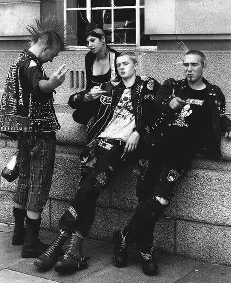 70s Punk Outfits, Punk 1970s, Punk Fashion 90s, British Punk Fashion, Punk Fashion Men, 80s Punk Fashion, Stile Punk Rock, Punks 70s, Punk 80s