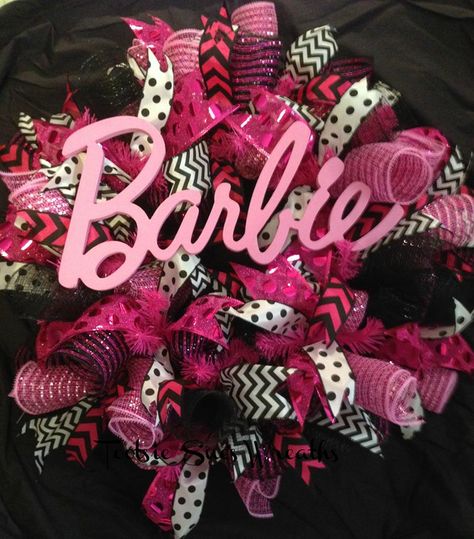 Barbie Wreath Ideas, Barbie Wreath Front Doors, Diy Barbie Christmas Decorations, Barbie Wreaths, Barbie Christmas Decor, Barbie Christmas Tree Ideas, Barbie Bunco, Barbie Wreath, Barbie Christmas Decorations