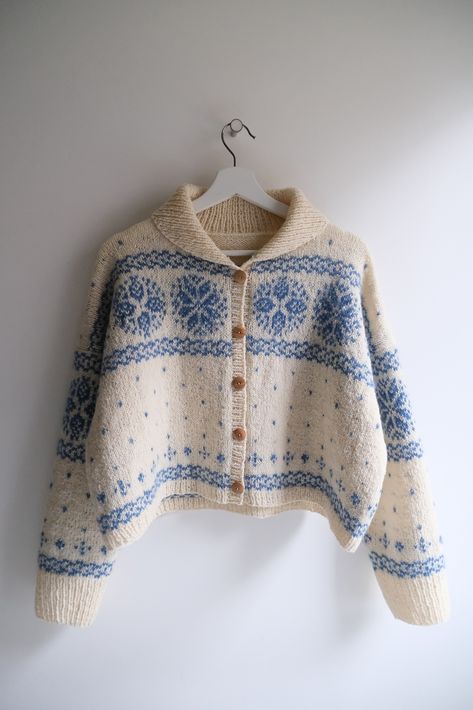 Ravelry: Christstollen Cardigan by Soumine KIM Ravelry Sweater Patterns, Knit Colorwork Sweater, Crochet Colorwork, Winter Cardigan Outfit, Knit Cardigan Outfit, Stranded Knitting, Fair Isle Knitting Patterns, Fair Isle Cardigan, Pull Crochet