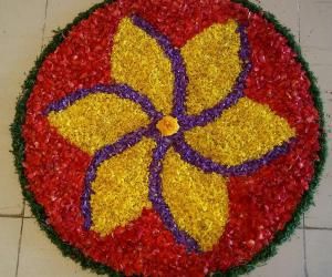 Dussera Decor Ideas, Small Pookalam Design Onam, Deepavali Kolam Design, Small Pookalam, रंगोली Design, Pookalam Design Onam Simple Small, Onam Pookalam Design Drawing, Onam Designs, Flowers Rangoli Designs Ideas