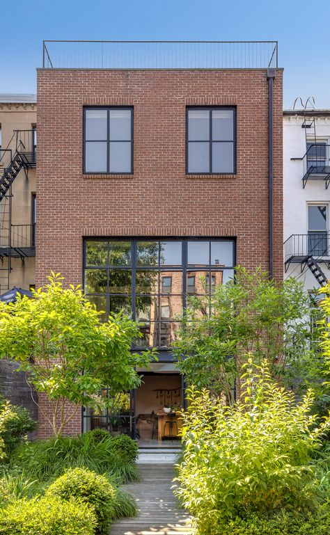 This $11M Elizabeth Roberts-designed Cobble Hill home might be the prettiest townhouse in Brooklyn | 6sqft Elizabeth Roberts Architecture, Brick Row House, Townhouse Nyc, Brownstone Townhouse, Wall Of Glass, Aqua Tiles, Elizabeth Roberts, Wooden Island, Nyc Townhouse