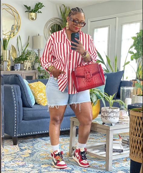 Jordan 1 Outfit Women Spring, Denim Shorts Outfit Black Women, Grown Woman Outfits Summer, Stylish Black Outfits, Jordan 1 Outfit Women Summer, Beauty Tutorial, Outfits Stylish, Sneaker Outfits, Stylish Work Attire