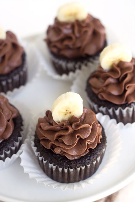 Chocolate Banana Cupcakes with a chocolate frosting and topped with a fresh banana slice! Chocolate Banana Cupcakes, Cookies Cupcake, Banana Cupcakes, Waffle Cake, Cupcake Flavors, Chocolate Dessert Recipes, Baking Cupcakes, Yummy Cupcakes, Chocolate Frosting