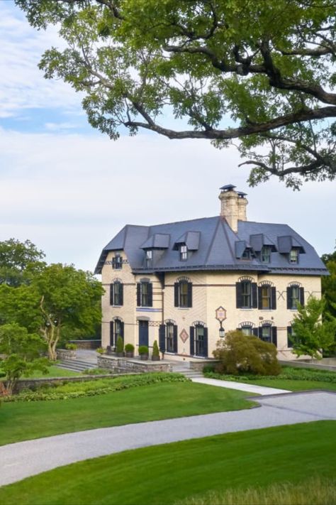 A historic Gilded Age mansion just a stone’s throw from New York City, has sold for $26.125 million, a record high for the area.   The transaction marks the highest-priced sale of a single-family home in Rockland County and Snedens Landing—a celebrity-filled hamlet nicknamed “Hollywood on the Hudson”—where the property is located. Luxe Airbnb, New York Mansion, Gilded Age Mansions, The Roaring 20s, Mansions For Sale, Expensive Houses, Mansions Homes, Gilded Age, Boutique Homes