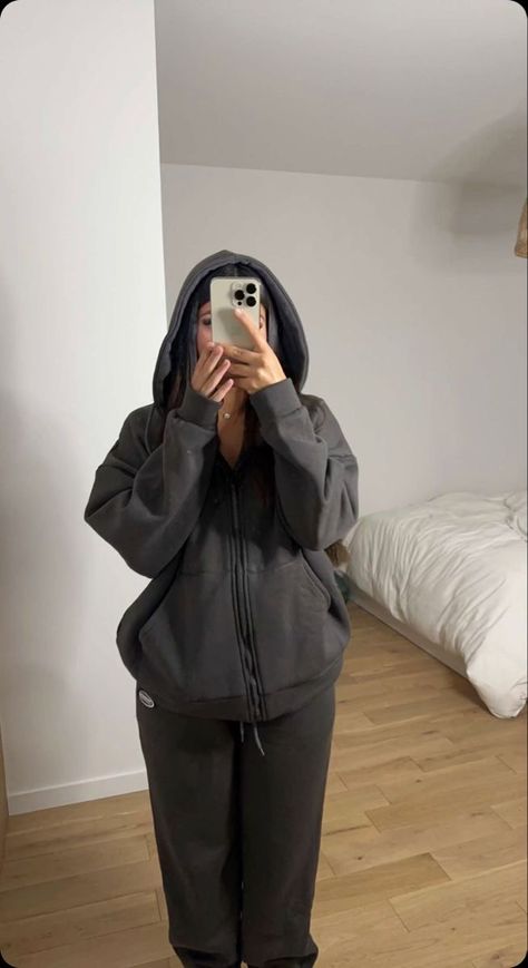 Sweatpants And Hoodie Outfit, Zara Drip, Stile Hijab, Mode Zara, Cute Lazy Outfits, Mia 3, Lazy Day Outfits, Cute Comfy Outfits, Simple Trendy Outfits