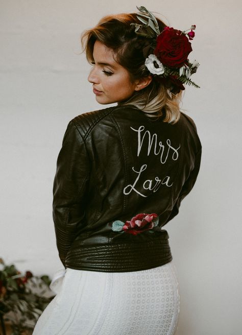 leather jacket Anniversary Photos In Wedding Dress, Motorcycle Wedding Dress, Harley Wedding Ideas, Motorcycle Wedding Ideas, Biker Bride, Car Themed Wedding, Wedding Miscellaneous, Motorcycle Wedding, Biker Wedding