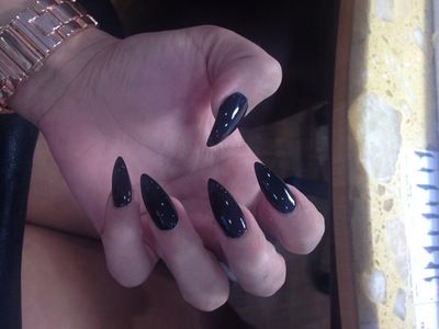 Pale shit Long Black Nails, Black Acrylic Nail Designs, Vampire Nails, Black Stiletto Nails, Sharp Nails, Nail Vinyls, Black Acrylic Nails, Claw Nails, Pointed Nails