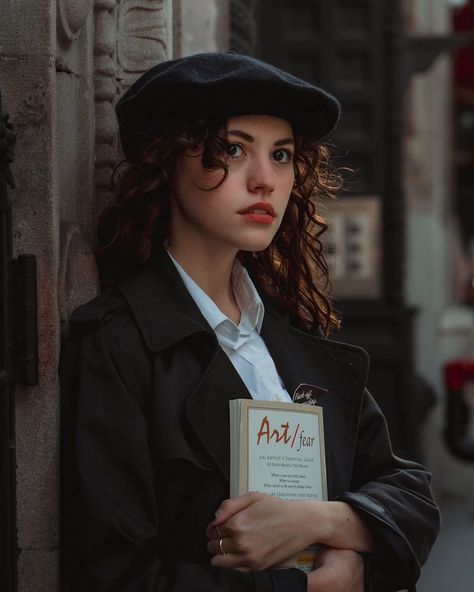 Female Academic Aesthetic, Author Picture Poses, Best Self Portrait Poses, Writer Outfits, Academia Photoshoot, Parisian Photoshoot, Dark Academia Photoshoot, Author Photoshoot, Library Photo Shoot