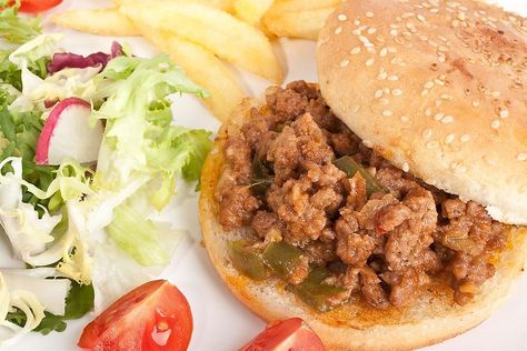 Amish Wimpies Recipe: An Old-fashioned Loose Meat Sandwich From Pennsylvania | Amish Recipes | 30Seconds Food Wimpies Recipe, Cooking Ground Beef, Spicy Sloppy Joes, Potato Filling Recipe, Chicken Sloppy Joe Recipe, Loose Meat Sandwich, Chicken Sloppy Joes, Loose Meat, Loose Meat Sandwiches