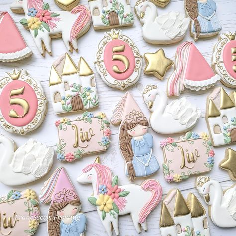 𝑭𝒓𝒂𝒏𝒄𝒆𝒔𝒄𝒂'𝒔 𝑭𝒓𝒐𝒔𝒕𝒊𝒏𝒈 (@francescasfrosting) • Instagram photos and videos Meri Meri Princess, Swan Feathers, Royal Icing Sugar, Princess Cookies, Princess Hat, Cookies Theme, Birthday Cookie, Kids Themed Birthday Parties, Meri Meri