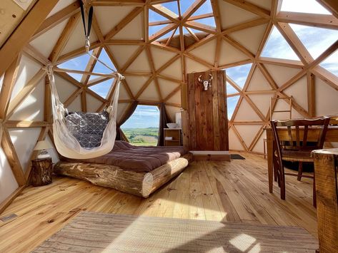 Avec ou sans connecteurs ? | La tanière à Mémé | Dôme géodésique - Sauna - Yourtes Geodesic Dome Chicken Coop, Geodesic Dome House, Geodesic Tent, Smart Houses, Geodesic Dome Homes, Tent Living, Dome Structure, Dome Home, Tiny House Loft