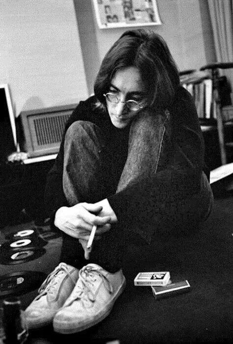 Life story at school xD I do this all the time go John❤️ Jhon Lennon, John Lennon Yoko Ono, John Lennon And Yoko, The White Album, Imagine John Lennon, Beatles Photos, John Lennon Beatles, Ukulele Tabs, Fotografi Digital