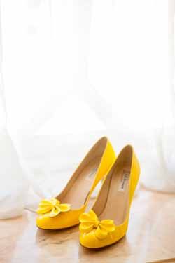 Yellow Wedding Shoes, Kasut Tumit Tinggi, Yellow Heels, Wedding Shoes Low Heel, Moda Chic, Yellow Shoes, Yellow Wedding, Cute Shoes, Beautiful Shoes