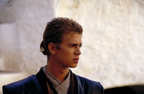 Star Wars: Episode II - Attack of the Clones (2002) Star Wars Hair, Star Wars Anakin, Diego Luna, Attack Of The Clones, Star Wars Men, Hayden Christensen, Ewan Mcgregor, Haircuts For Curly Hair, Athletic Hairstyles