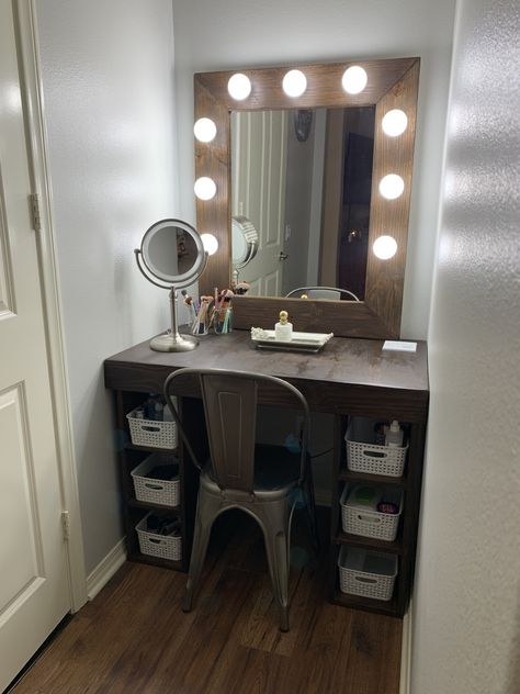 Build Your Own Vanity Makeup, Vanity Ideas Bedroom Farmhouse, Diy Vanity Room Ideas, Pallet Bedroom Ideas Decor, Handmade Vanity Ideas, Country Vanity Ideas, Homemade Vanity Ideas Bedroom, Rustic Vanity Makeup, Diy Wooden Makeup Vanity