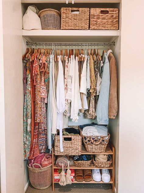 Tidy & organised wardrobe Fitted Wardrobe Storage, Long Narrow Walk In Closet Layout, Walk In Closet Boho, Open Wardrobe Ideas Small Spaces, Wardrobe Alternatives, Small Wardrobe Ideas, Closet Organization Ideas Small Bedrooms, One Room Cabin Interior, Small Closet Storage Ideas