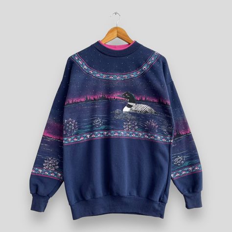 Vintage 1990s Mallard Duck Sweatshirt Crewneck Medium Fine Art All Over Print Subtropical Wildlife Dabbling Duck Animal Blue Sweater Size M *All measurements are taken with the garment flat on the ground. SIZE ON TAG :- Size S-M ACTUAL SIZE MEASUREMENT :- ARM PIT TO ARM PIT :- 21" inches BACK COLLAR TO HEM :- 27.5" inches CONDITION :- GREAT USED CONDITION. NO HOLES AND STAINS. REF : (27-03-2020) 345 Vintage Crewneck Outfit, Vintage Sweatshirt 80s, Duck Sweatshirt, Crewneck Outfit, Clothes Wishlist, Mallard Duck, Vintage Crewneck, Sweatshirt Crewneck, Mallard