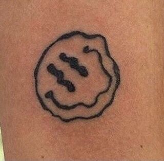 Wavy Smiley Face Tattoo, Tattoo Ideas Female Smiley Face, Drippy Face Tattoo, Trippy Finger Tattoos, Warped Smiley Face Tattoo, Smiley Hand Tattoo, Melty Smiley Face Tattoo, Dripping Smiley Face Tattoo, Trippy Matching Tattoos