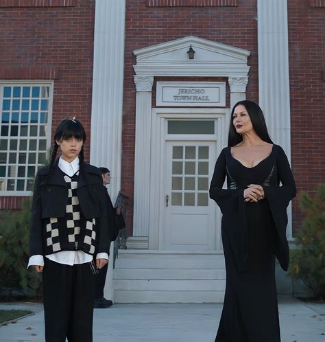 Wednesday Morticia, Morticia Addams Costume, Addams Family Wednesday, Cereal Killer, Zeta Jones, Morticia Addams, The Munsters, Cute Disney Pictures, Victorian Goth