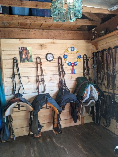 Tack Room Western, Western Tack Room Organization, Tack Room Aesthetic, Fancy Tack Room, Western Tack Room, Aesthetic Tack Room, Saddle Racks Tack Room, Tack Shed Ideas, English Tack Room