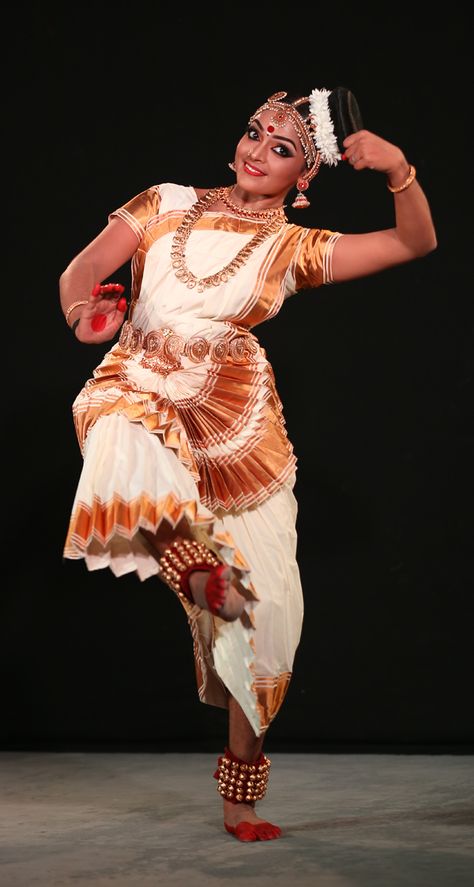 Bharatanatyam Costume, Indian Classical Dancer, Bharatanatyam Poses, Dance Of India, Dance Photography Poses, Indian Classical Dance, Dance Paintings, Dance World, Classical Dance