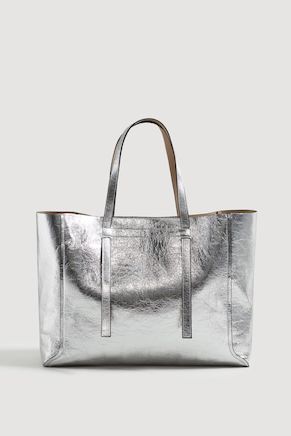 26 Sister Gifts Ideas - What to Get Your Sister for Christmas Trending Handbags, Gifts For Your Sister, Bag Silver, Stylish Backpacks, Round Bag, Straw Tote, Looks Chic, Trending Gifts, Vuitton Bag