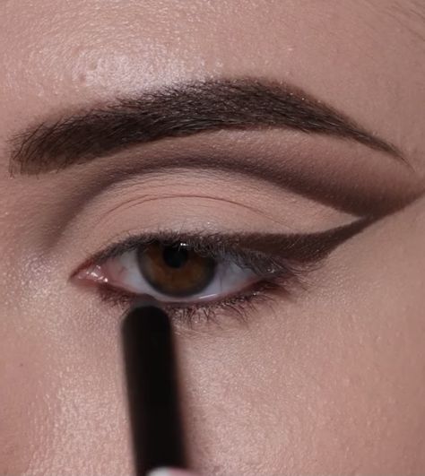 Waterline Eyeshadow, Brown Waterline, Ash Brown Color, Eyeshadow Inspiration, Double Eyeliner, Subtle Cat Eye, Brown Liner, Brown Eyeliner, Eyeshadow Eyeliner