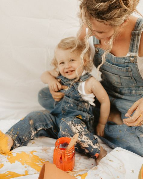 What a fun and messy shoot! 🥹❤️ when I found out Samantha is an artist I knew this trendy shoot would be perfect for her! Although it was a chaotic shoot, I love when a toddler is just being a toddler because you truly get the best shots! Love seeing all the mommy and me painting sessions and their twists! We painted flower pots instead of canvases! 🎨🖌️🪜🌻 #tampaphotographer #stpetephotographer #mommyandme #artistsoninstagram #mommyandmephotoshoot #motherhoodphotography #creativephotography #... Mommy And Me Painting, Paint Photoshoot, Mommy And Me Photo Shoot, Toddler Photoshoot, Xmas Photos, Photography Trends, Paint Flowers, Best Shots, Paint Photography