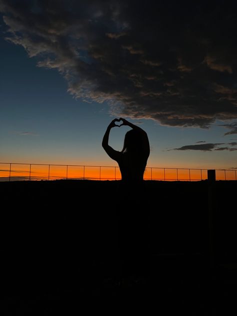 Sunset With Black Silhouette Painting, Sunset Shadow Pictures, Sunset Siloutte, Siloette Ideas Photography, Sunset Senior Pictures Golden Hour, Sunrise Photography People, Sunset Silloute, Silhouette Photoshoot, Silhouette Poses