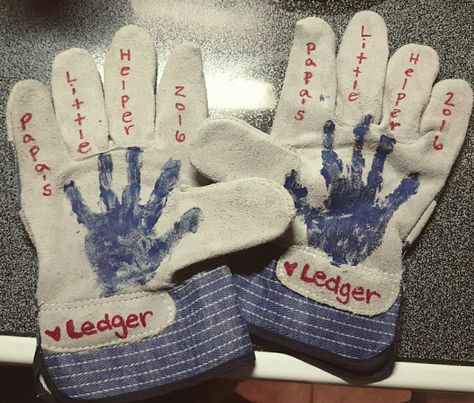 Father's Day "little helper" gloves for Grandpa! (Not to be worn) Kids Fathers Day Crafts, Kids Fathers Day Gifts, Diy Father's Day Crafts, Dad Crafts, Fathers Day Art, Father's Day Activities, Homemade Fathers Day Gifts, Presente Diy, Baby Art Projects