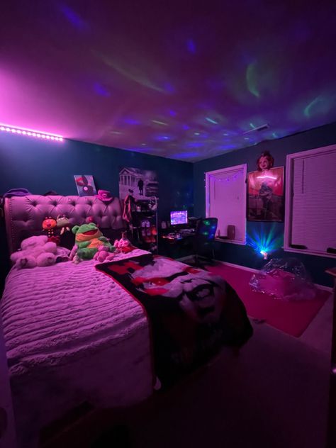 room inspo Trap House Room, Trap House Aesthetic, Latina Room, Preppy Rooms, Room Aesthetic Dark, Room Redecorating, Cool Room Decor, Luxury Room Bedroom, Chill Room