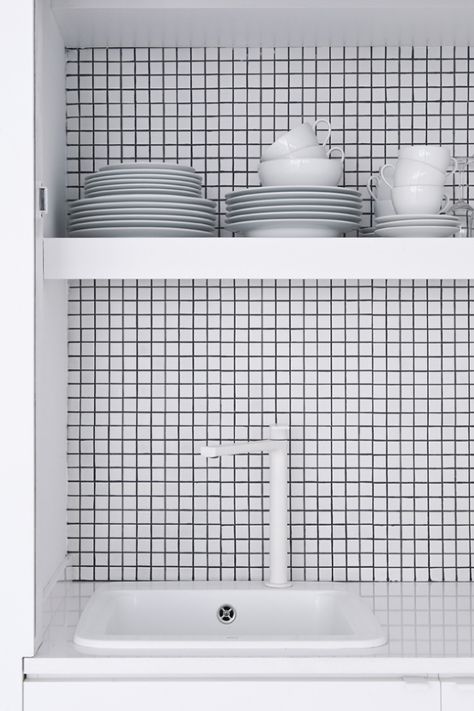 Wonderful White - via Coco Lapine White Mosaic Tile, Small White Kitchens, Trendy Kitchen Tile, Interior Dapur, White Apartment, Small Apartment Design, White Mosaic, Small Tiles, 아파트 인테리어