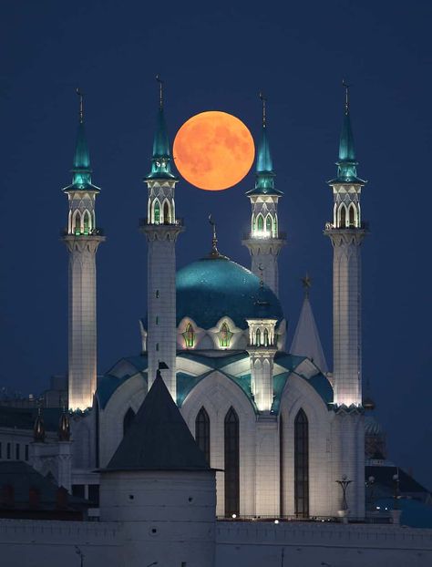 Russia - Suspended over the Qolşärif mosque in Russia Photograph: Yegor Aleyev/TASS Blood Moon Eclipse, Shoot The Moon, Moon Eclipse, Mosque Architecture, The Moon Is Beautiful, Beautiful Mosques, Lunar Eclipse, Super Moon, Blood Moon