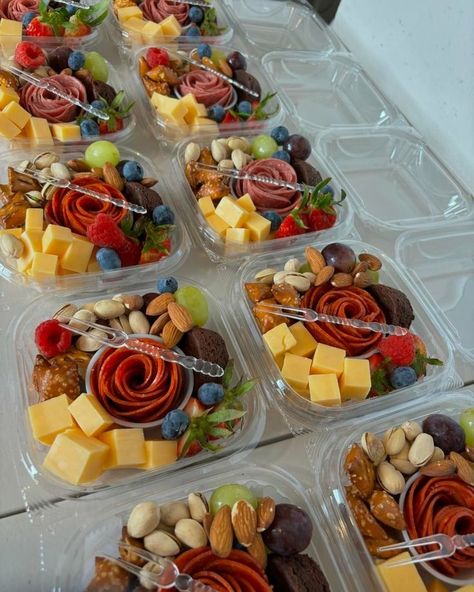 Charcuterie Board To Go Boxes, Charcuterie Snack Box Ideas, Individual Charcuterie Box Ideas, Grazing Box Ideas, Charcuterie Box Ideas, Charcuterie Lunch, Charcuterie Box, Charcuterie Appetizers, Dresses Light Blue