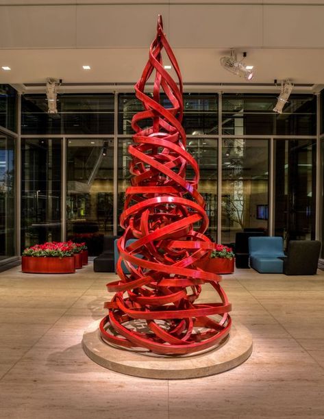 Artistic Christmas Decorations, Christmas Tree Sculpture, Christmas Installation, Christmas Sculpture, Christmas Tree Modern, Unusual Christmas Decorations, Unusual Christmas Trees, Tree Decoration Ideas, Christmas Props