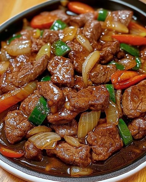 Pepper Beef Recipe, Pepper Steak With Onions, Aesthetic Food Pictures, Steak With Onions, American Chinese Food, Chinese Pepper Steak, Black Pepper Beef, Pepper Beef, Homemade Chinese Food