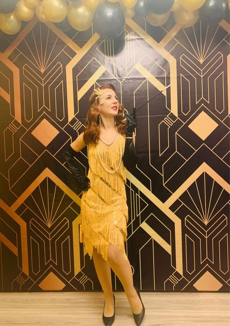 Rocking a gold fringe flapper dress in style #flapperdress #flapper #gatsbydress Gold Flapper Dress, 1920s Outfit, Gatsby Outfit, 1920s Flapper Girl, Gold Flapper, Costumes 2023, Flapper Outfit, Fringe Flapper Dress, Gatsby Dress