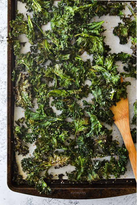 Oven Roasted Kale and Chickpeas - The Fresh Find Oven Roasted Kale, Roast Kale, Roasted Kale Recipes, Kale Snacks, Kale And Chickpeas, Roasted Kale Chips, Black Rice Salad, Roasted Kale, How To Make Kale