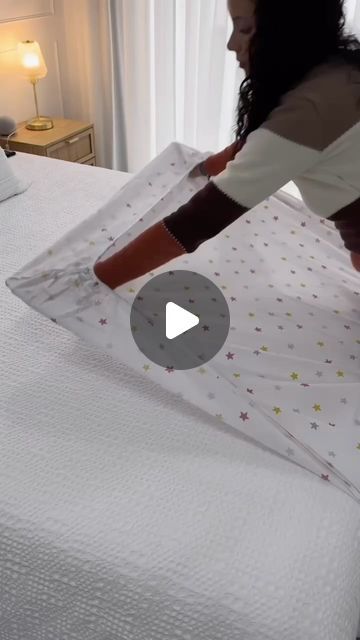 How To Fold A Fitted Sheet, How To Store Blankets, Folding Blankets, Folding Bath Towels, Organization Routine, Organizing Towels, Tidy Closet, Folding Sheets, Folding Tips