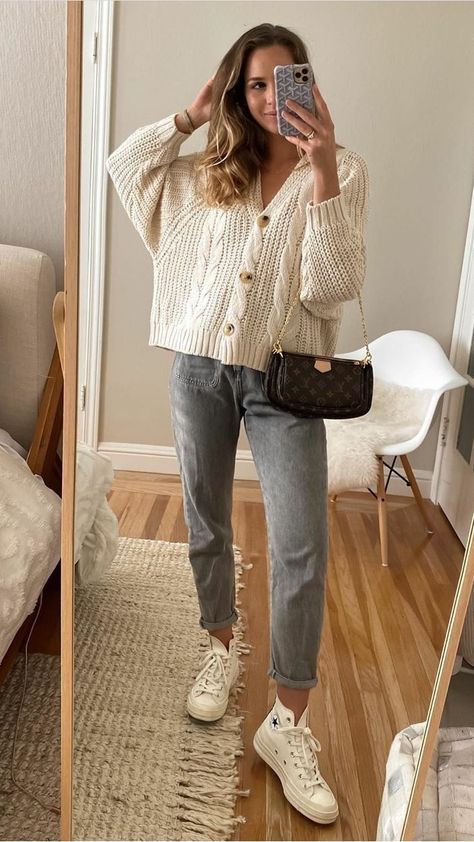 Slouchy Pants, Chic Fall Outfits, Shoes Converse, Chunky Knit Sweater, Mode Casual, Ținută Casual, Mode Ootd, Mode Inspo, Chunky Knits Sweater