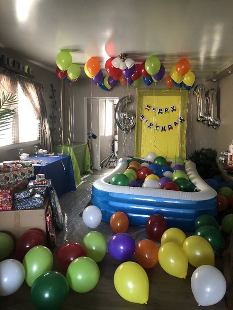 Birthday Party Inside House, Small Kids Birthday Party Ideas, Rainy Birthday Party Ideas, Living Room Birthday Party Setup, Indoor Boys Birthday Party Games, Indoor Playground Birthday Party, Rainy Day Birthday Party Ideas, Last Minute Birthday Party Ideas, Indoor Birthday Party Activities