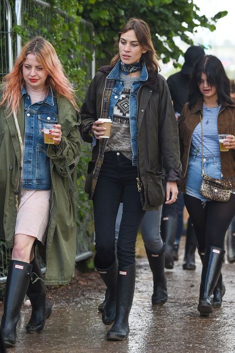 Alexa Chung in a Barbour jacket | Glastonbury Festival 2015 Alexa Chung Festival, Daily Alexa Chung, Glastonbury England, 2013 Style, Barbour Style, Alexa Chung Style, Festival Mode, Uk Style, Glastonbury Festival