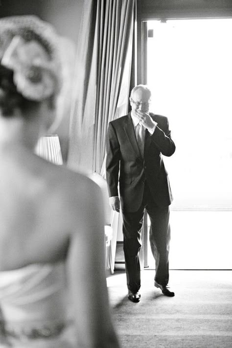 Father of the bride first look Wedding Photography Checklist, Family Wedding Photos, Wedding Picture Poses, Wedding Photography Styles, Wedding Photography Tips, Shot List, Wedding Day Photos, Wedding Picture Ideas, Wedding Pic