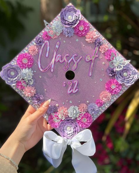 Preschool Cap Decoration, Kinder Photoshoot, Caps Decoration, Flower Graduation Cap, Senior Things, Graduation Cap Decoration Diy, College Graduation Pictures Poses, Custom Graduation Caps, College Graduation Cap Decoration