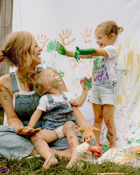 Just some good ol messy fun 🌸 we joked the whole time that her girls are going to ask for paint at every family shoot! Bring on all the shoots that fill you kids cup, showcase their interests and let their personalities shine ✨ Creative Family Pictures, Beach Baby Announcement, Fun Family Photoshoot, Painting Photoshoot, Paint Photoshoot, Family Shoot Ideas, Old Photoshoot, Messy Baby, Mommy And Me Photo Shoot