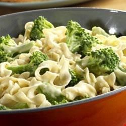 Broccoli, egg noodles, sour cream, onion, Parmesan cheese and a creamy chicken sauce make an irresistible marriage. Broccoli And Noodles, Creamy Sauce For Chicken, Parmesan Noodles, Creamy Chicken And Noodles, Campbells Recipes, Cheese Chicken, Sauce For Chicken, Egg Noodles, Noodle Dishes