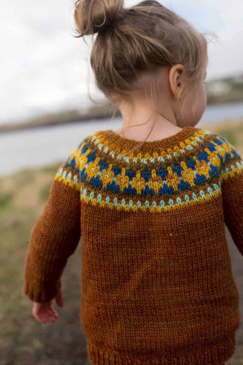 Fair Isle knitting patterns - best 5 free downloads & more - From Britain with Love Fair Isle Knitting Patterns Free, Punto Fair Isle, Maglia Fair Isle, Tin Can Knits, Kids Sweater Pattern, Kids Knitting Patterns, Fair Isle Knitting Patterns, Fair Isles, Baby Sweater Knitting Pattern