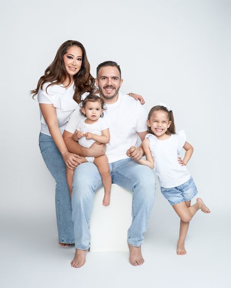 Photoshoot Ideas For Family Of 4, Grown Kids Family Pictures, Family Of 4 Photo Ideas Studio, Studio Family Portraits Poses, Family Studio Photoshoot, Family Of 4 Picture Poses, Studio Family Portraits, Family Portrait Poses, Family Picture Poses