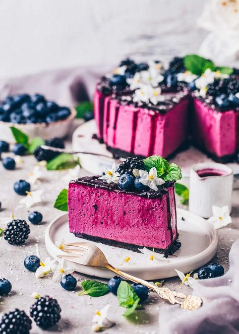 Blueberry Cheesecake Recipe, No Bake Blueberry Cheesecake, Cheesecake Vegan, Vegan Cheesecake Recipe, Vegan Summer Recipes, Coconut Cheesecake, Dairy Free Cream, Raw Cake, Vegan Blueberry