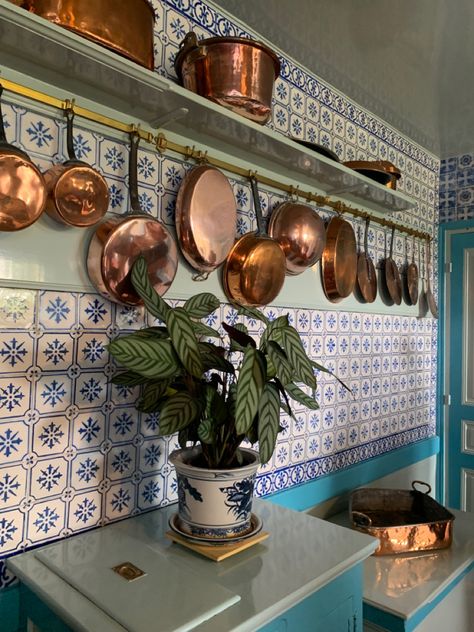 Blue and white tiles copper pots and pans Claude Monet Old Italian Kitchen, Vintage Italian Kitchen, Claude Monet Garden, Italy Kitchen, Italian Kitchen Decor, Monet Garden, Italian Home Decor, Cookware Set Stainless Steel, Italian Decor